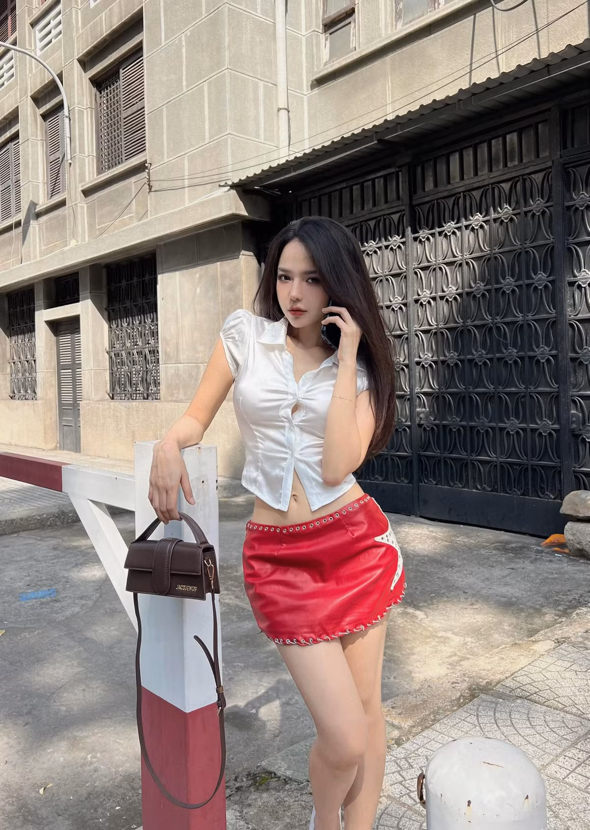 Chia sẻ về bí quyết giữ dáng và làm đẹp của mình, 9x cho biết cô sở hữu cơ địa gầy nên không quá áp lực trong việc ăn uống. Tuy vậy, cô duy trì lịch tập gym, chạy bộ đều đặn và không thức khuya, không sử dụng bia, rượu hay đồ ăn nhanh.