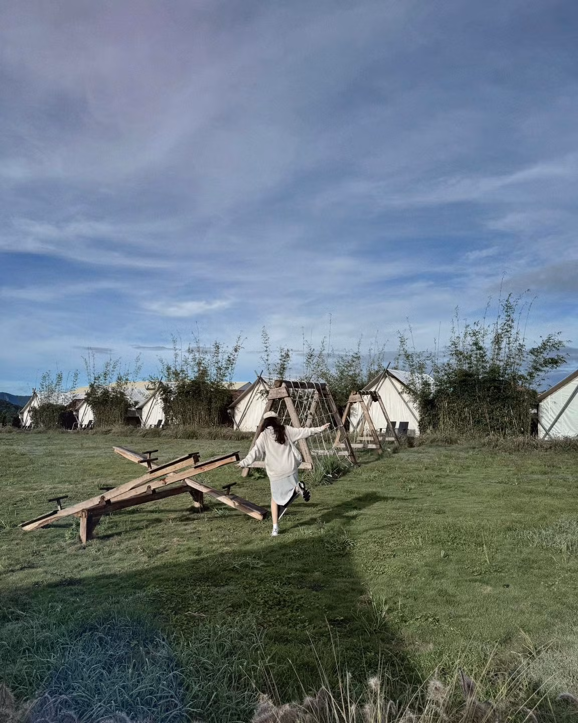 Cô nàng hòa mình vào thiên nhiên, tạo dáng tự nhiên, thoải mái.