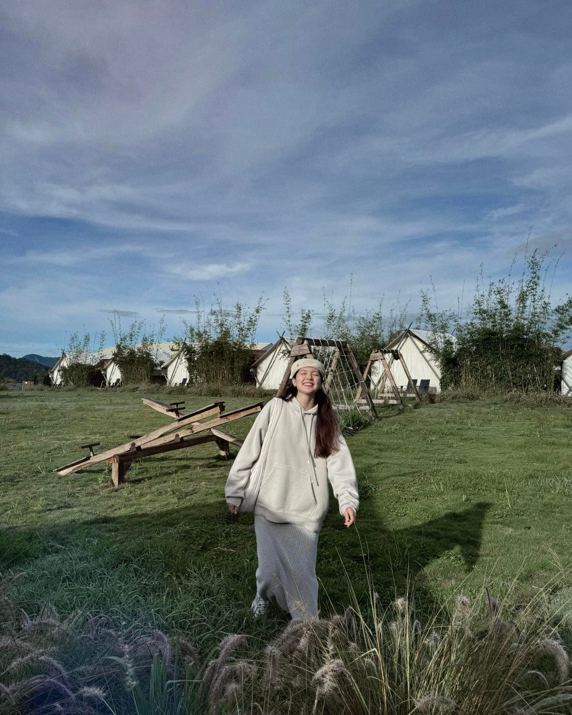 Đăng kèm loạt ảnh, cô nàng ghi dòng trạng thái nhí nhảnh: "Ước gì năm nay được Ông già Noel tặng cho một chiếc khăn quàng cổ nhỉ".