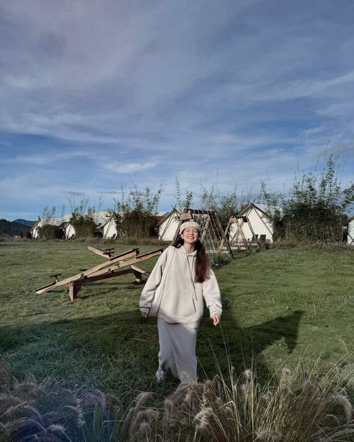 Đăng kèm loạt ảnh, cô nàng ghi dòng trạng thái nhí nhảnh: "Ước gì năm nay được Ông già Noel tặng cho một chiếc khăn quàng cổ nhỉ".