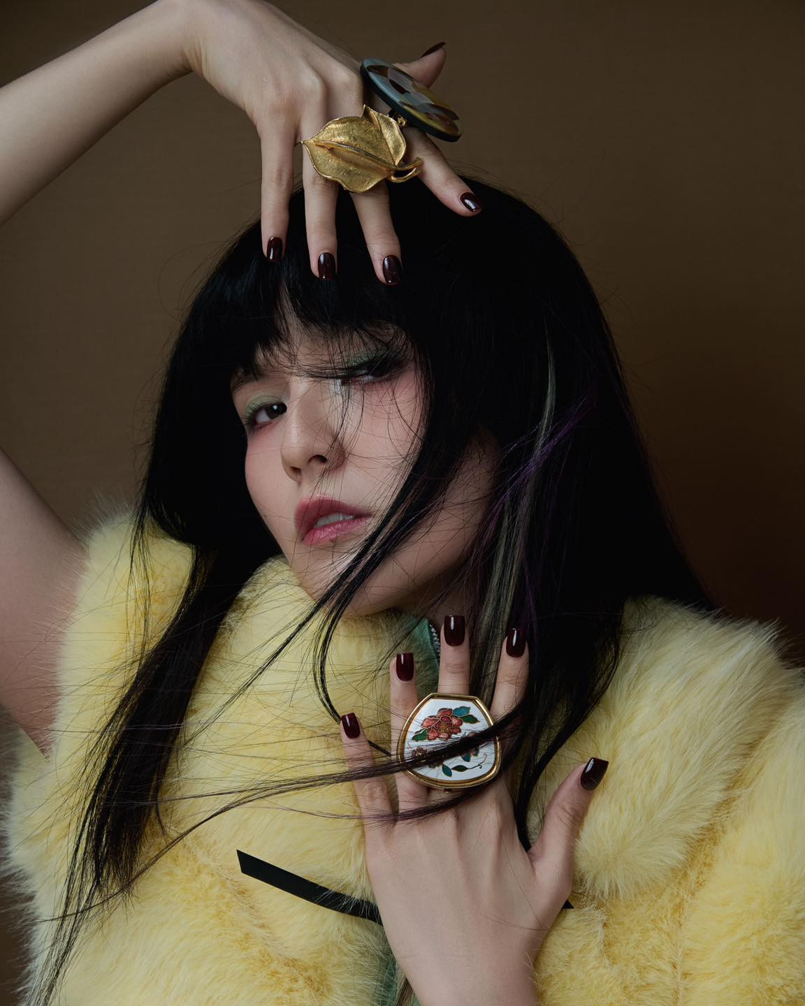 Trong những bộ hình mừng sinh nhật, cô nàng biến hóa theo nhiều phong cách khác nhau. Lúc thì hóa nàng thơ đằm thắm, lúc lại thành mỹ nữ sang chảnh, lạnh lùng.