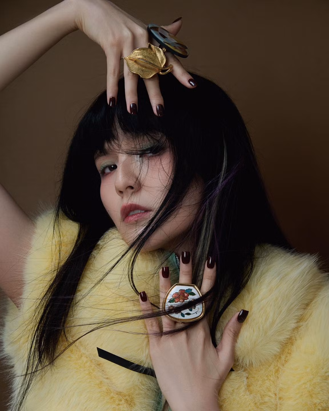 Trong những bộ hình mừng sinh nhật, cô nàng biến hóa theo nhiều phong cách khác nhau. Lúc thì hóa nàng thơ đằm thắm, lúc lại thành mỹ nữ sang chảnh, lạnh lùng.