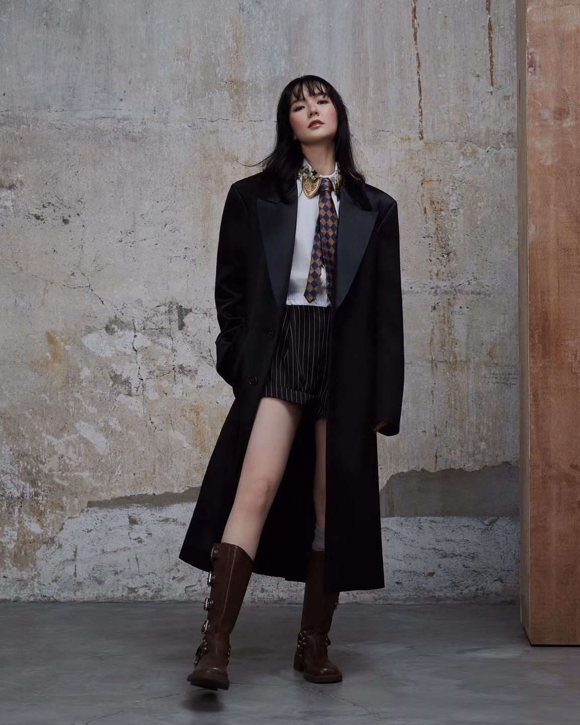 Nàng thơ của chủ tịch Nguyễn Thanh Tùng xuất hiện với vóc dáng thon gọn, mảnh mai, ngoại hình trẻ trung, rạng rỡ.