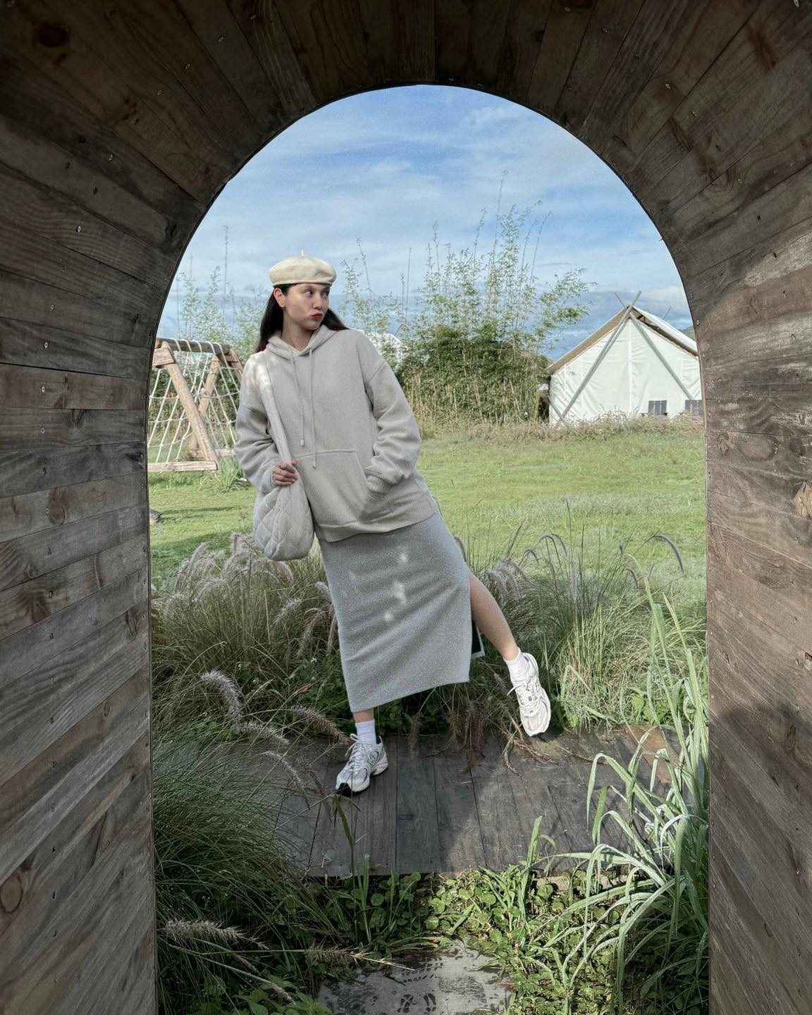 Trong ảnh, Hải Tú diện set đồ tone màu xám be nhẹ nhàng, kết hợp với chiếc mũ nồi chuẩn vibe nàng thơ.