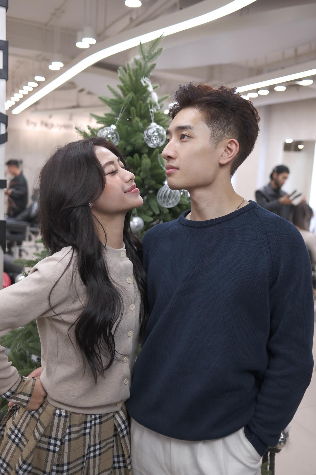 Tuy nhiên, cô liên tiếp vướng vào ồn ào và mất dần hình ảnh trong lòng người theo dõi. Sau drama liên quan đến tranh vẽ có hình ảnh nhạy cảm, Louis Phạm lại vướng vào ồn ào phông bạt tiền từ thiện.