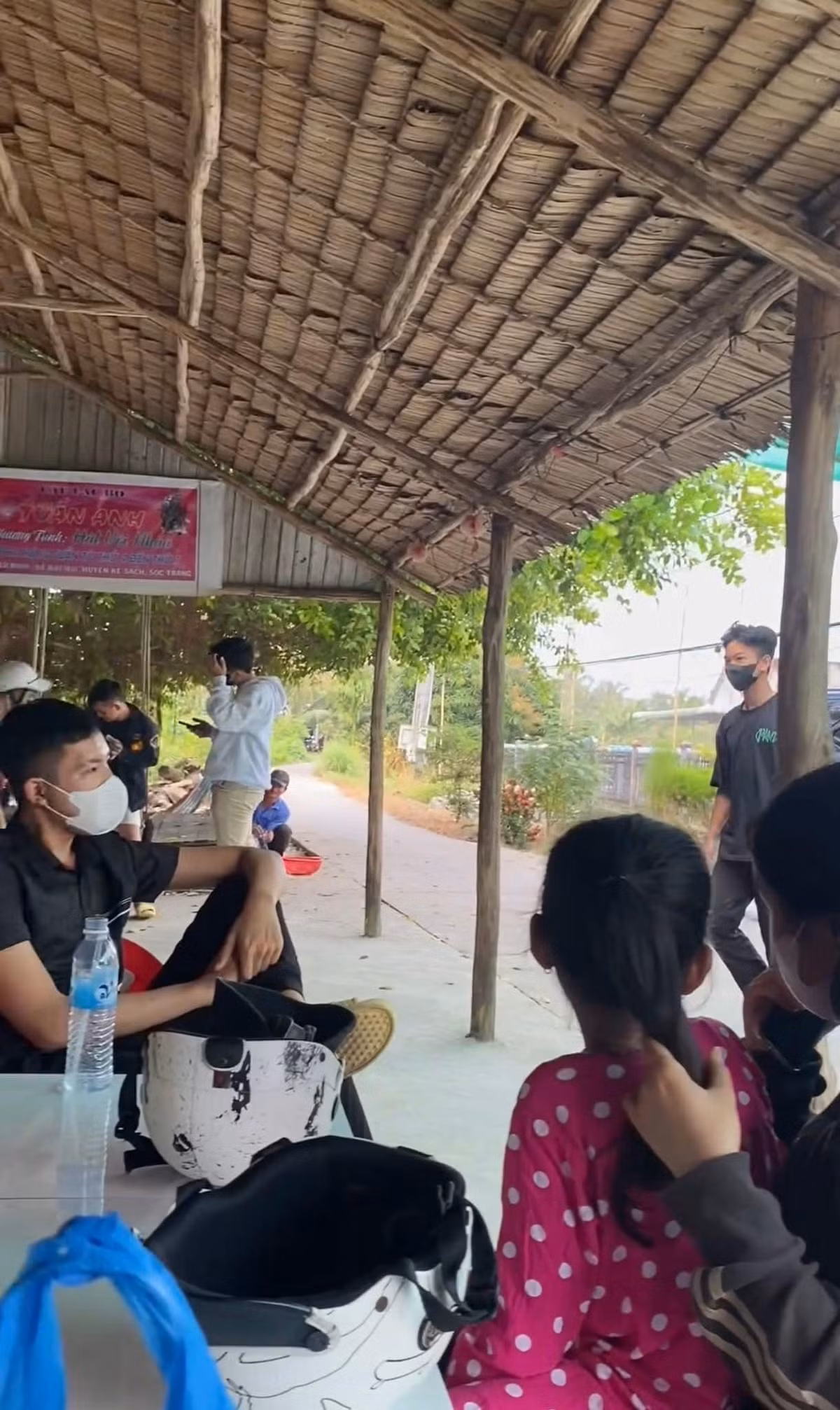 Không chỉ mỗi đu trend trên mạng xã hội, nhiều người còn kéo nhau đến tận nhà nam Tiktoker để được gặp "idol", đòi ăn đám giỗ. (Ảnh: Tổng hợp Facebook) 