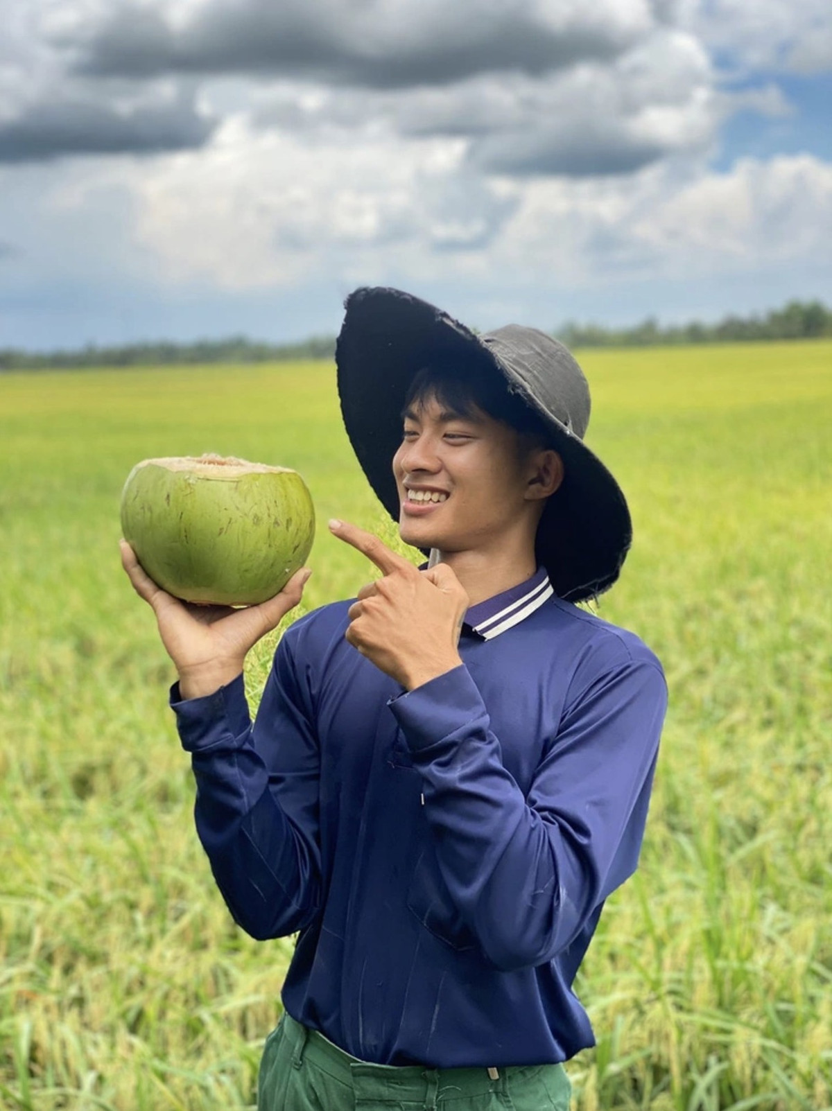 "Đám giỗ bên cồn" là hình thức tổ chức lễ giỗ độc đáo tại các khu vực cồn đất giữa sông ở miền Tây Nam Bộ. Tuy nhiên gần như trong video của Lê Tuấn Khang, người ta chỉ mới được nghe, mà chưa được tận mắt biết cái đám giỗ trông thế nào, bởi những tình huống bi hài thường xuyên xảy ra trên hành trình sang cồn, như trục trặc khi đi đò, những câu chuyện vui nhộn trên đường, hay sự “chưa tới nơi” khi video kết thúc.