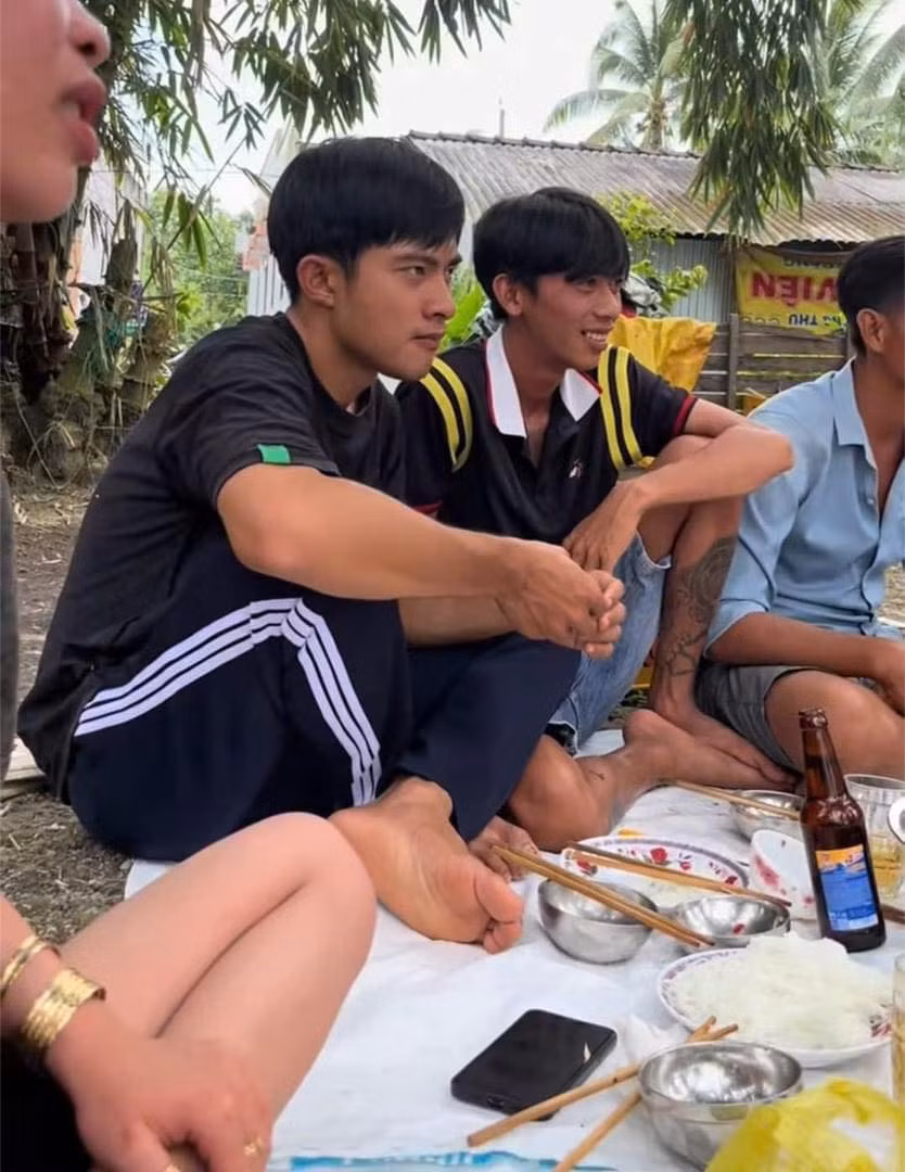 Đoạn nhạc "đám giỗ bên cồn" của Lê Tuấn Khang cũng được nhiều người sử dụng với lời bài hát mộc mạc, hài hước: "Bên cồn sao đám giỗ hoài vậy? Đám giỗ bình dân. Nhưng bên cồn thuê gánh hát. Đám giỗ chịu chơi ghê"...