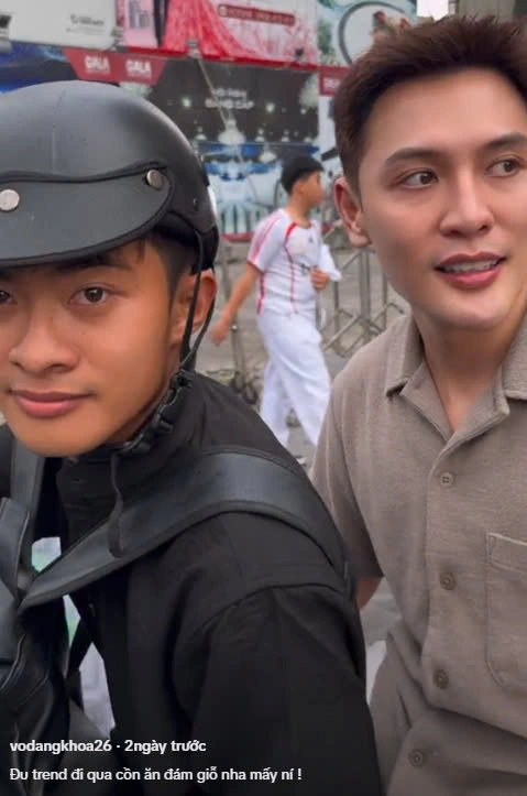Thậm chí, diễn viên Võ Đăng Khoa chơi lớn khi xuống tận nơi, nhờ Lê Tuấn Khang làm xe ôm chở qua cồn ăn giỗ.