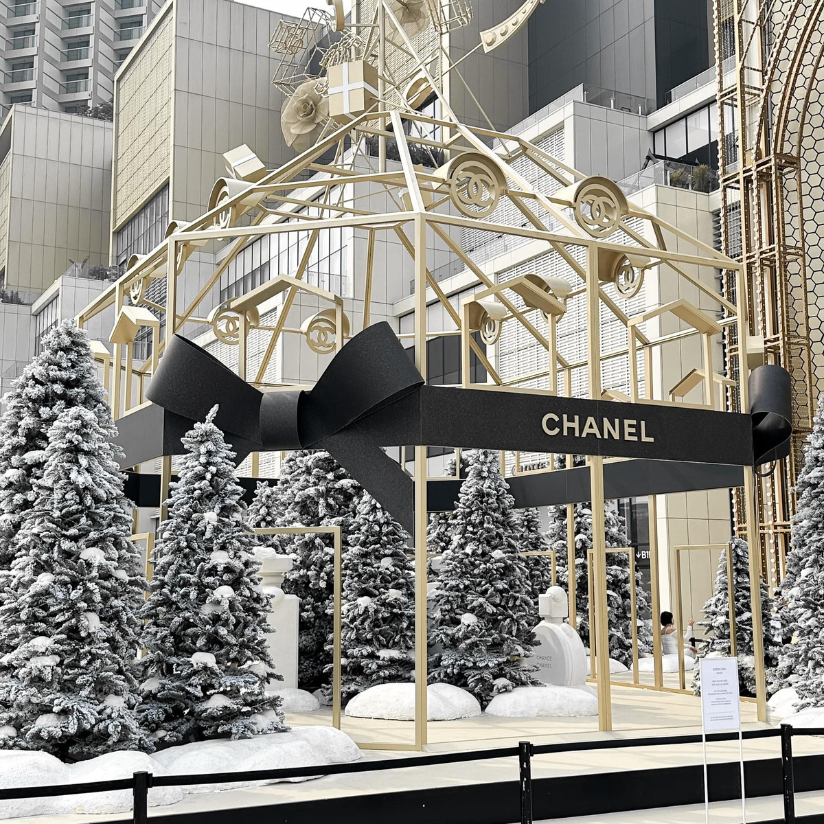 Không dựng cây thông khổng lồ như cách trang trí ở nhiều nơi, trước Lotte Mall dựng khu vườn thông trong tuyết.