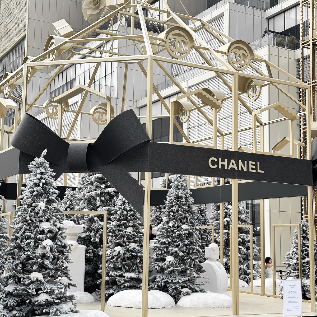 Được trang trí với những tone màu lạnh như trắng, vàng nhạt, đen nên các bạn trẻ có thể lựa chọn những trang phục màu xanh, đỏ sẽ vô cùng nổi bật và hợp không khí lễ hội; hoặc trắng, đen sẽ tạo cảm giác sang chảnh, quý phái. (Ảnh: Đức Trung)