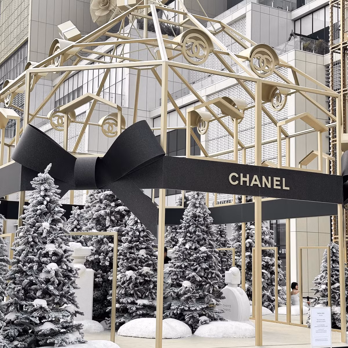 Được trang trí với những tone màu lạnh như trắng, vàng nhạt, đen nên các bạn trẻ có thể lựa chọn những trang phục màu xanh, đỏ sẽ vô cùng nổi bật và hợp không khí lễ hội; hoặc trắng, đen sẽ tạo cảm giác sang chảnh, quý phái. (Ảnh: Đức Trung)