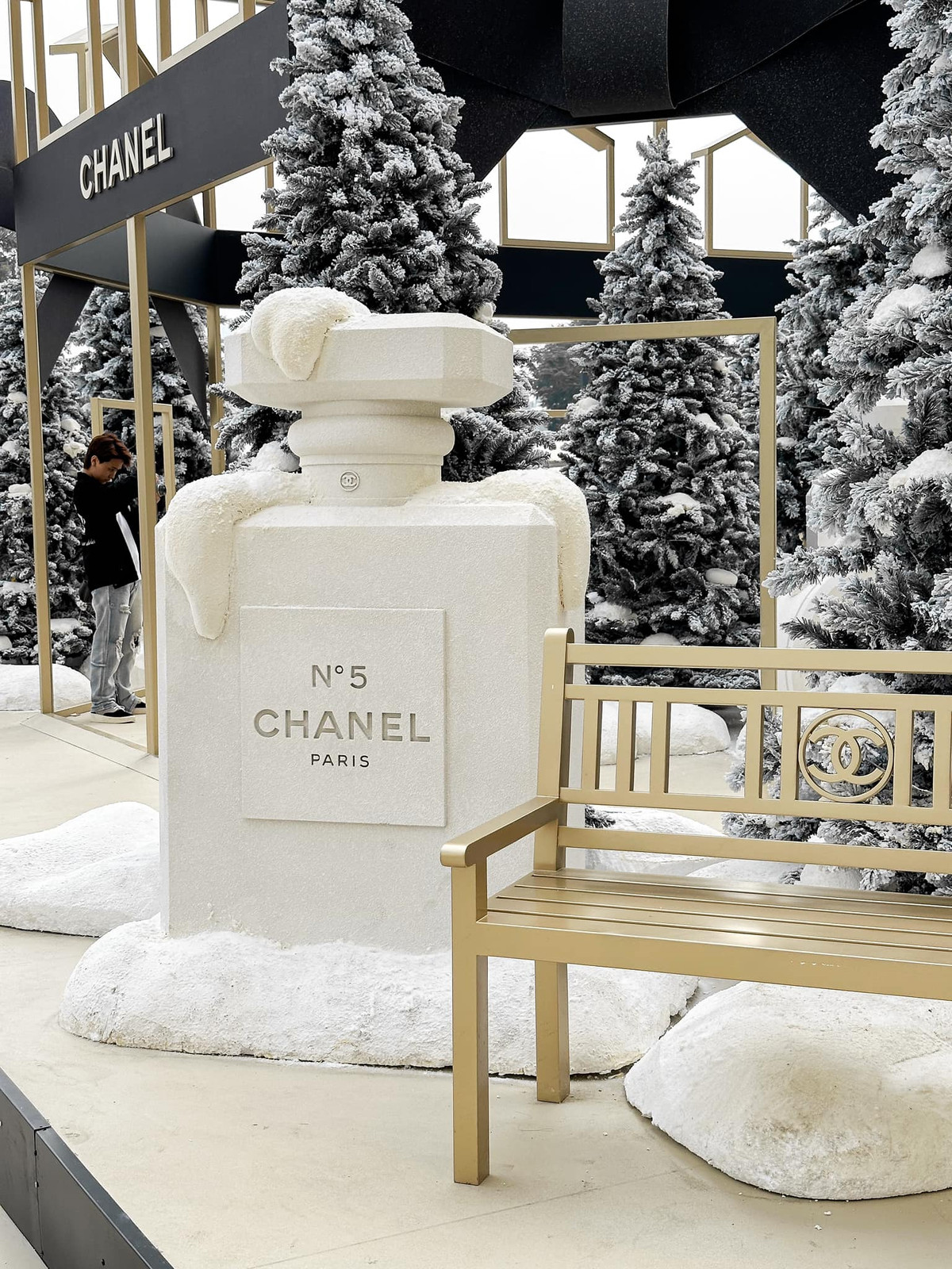Mô hình những chai nước hoa cùng nhãn hàng xa xỉ Chanel khiến khu vực trông vô cùng sang chảnh.