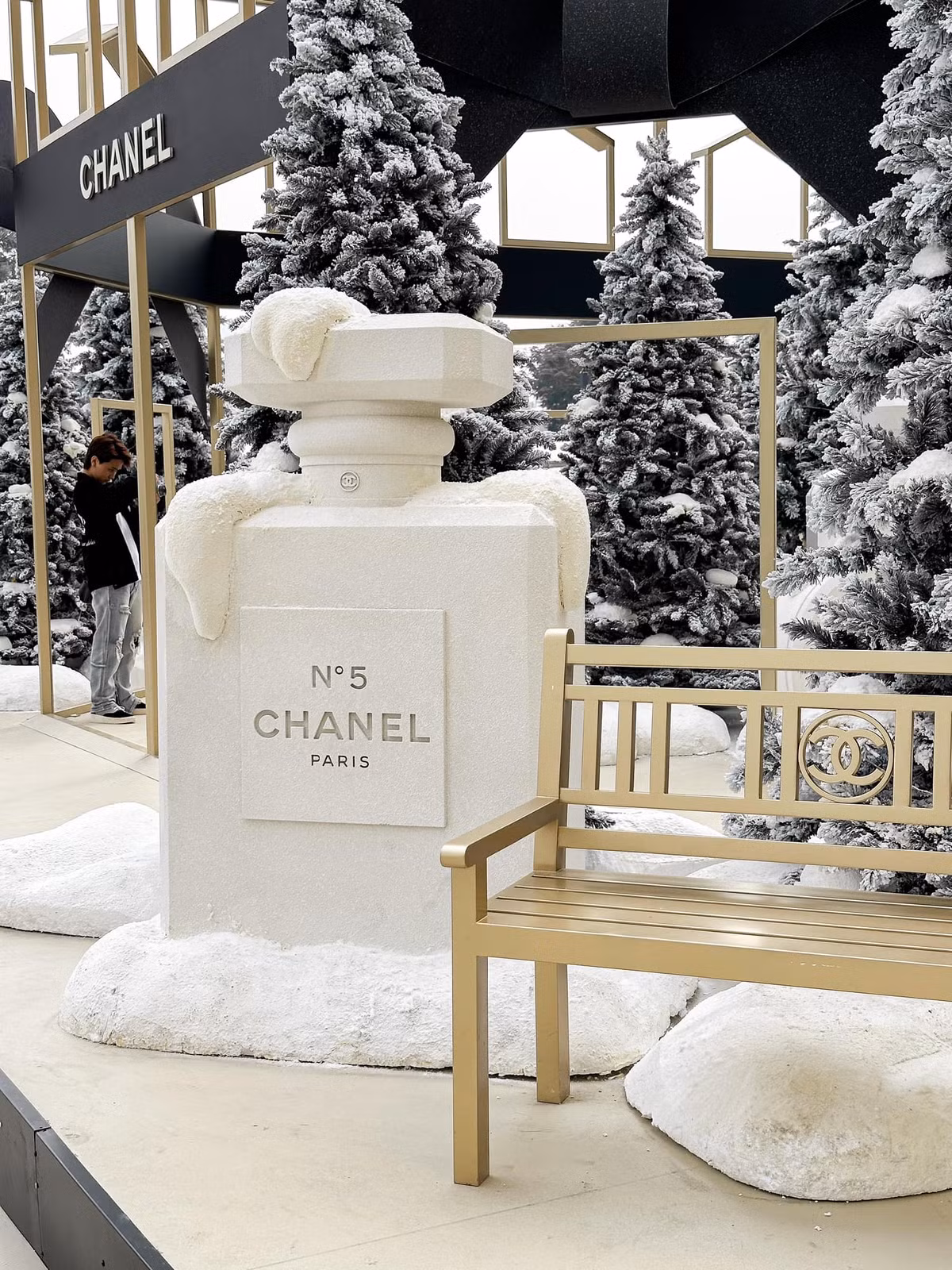 Mô hình những chai nước hoa cùng nhãn hàng xa xỉ Chanel khiến khu vực trông vô cùng sang chảnh.