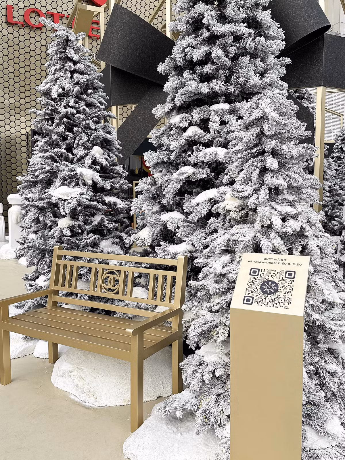 Phía trong trung tâm thương mại, ngay sảnh chính ở giữa cùng nhiều của hàng cũng được trang hoàng cầu kỳ với những phong cách đa dạng, độc đáo.