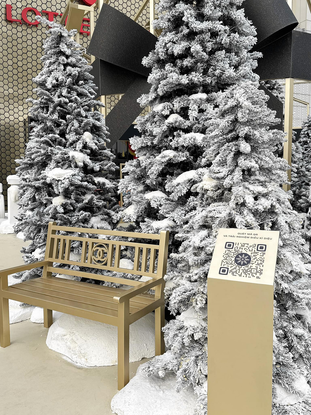 Phía trong trung tâm thương mại, ngay sảnh chính ở giữa cùng nhiều của hàng cũng được trang hoàng cầu kỳ với những phong cách đa dạng, độc đáo.