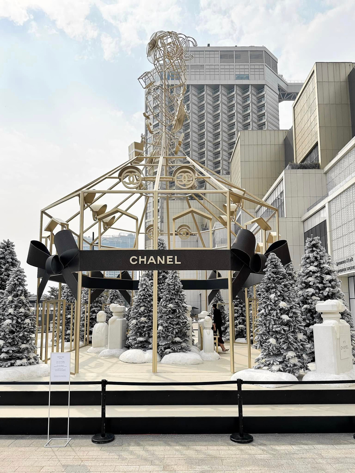 Nhiều bạn trẻ đã đầu tư trang phục, mak-up để lên ảnh thật lung linh.