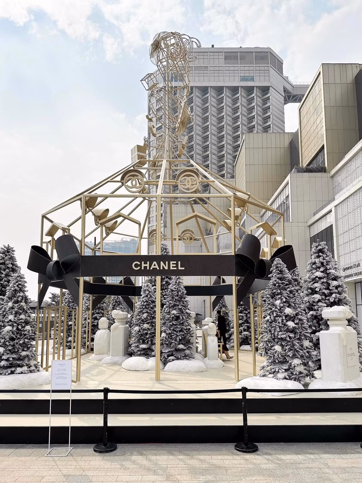 Nhiều bạn trẻ đã đầu tư trang phục, mak-up để lên ảnh thật lung linh.