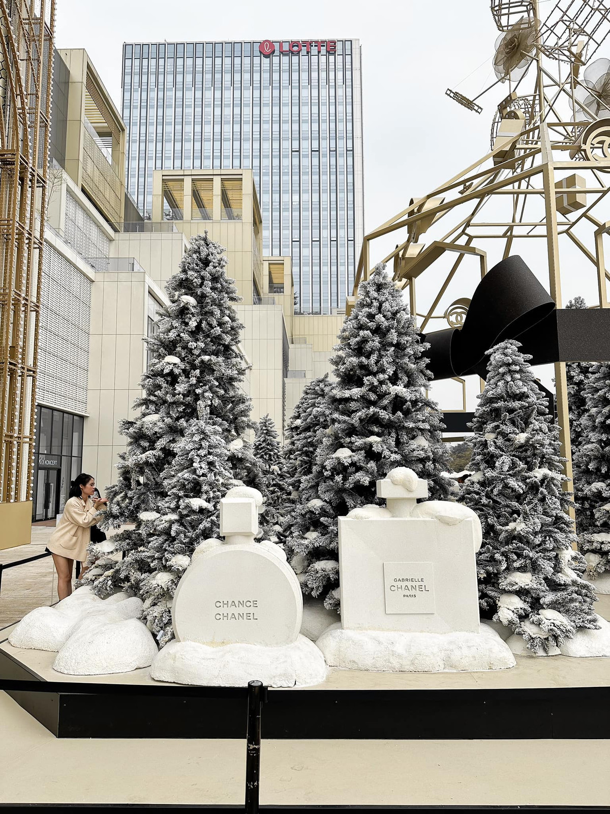 Lotte Mall là tổ hợp trung tâm thương mại và vui chơi nên không chỉ đến để chụp ảnh với khu vực Noel, nhiều gia đình còn ghé để mua sắm, ăn uống tại nhà hàng, quán cà phê, xem phim...