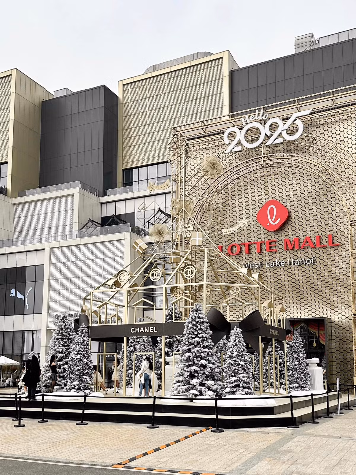 Khu vực trang trí nằm ngay mặt tiền của trung tâm thương mại, nhằm thu hút khách hàng đến mua sắm ở đây.