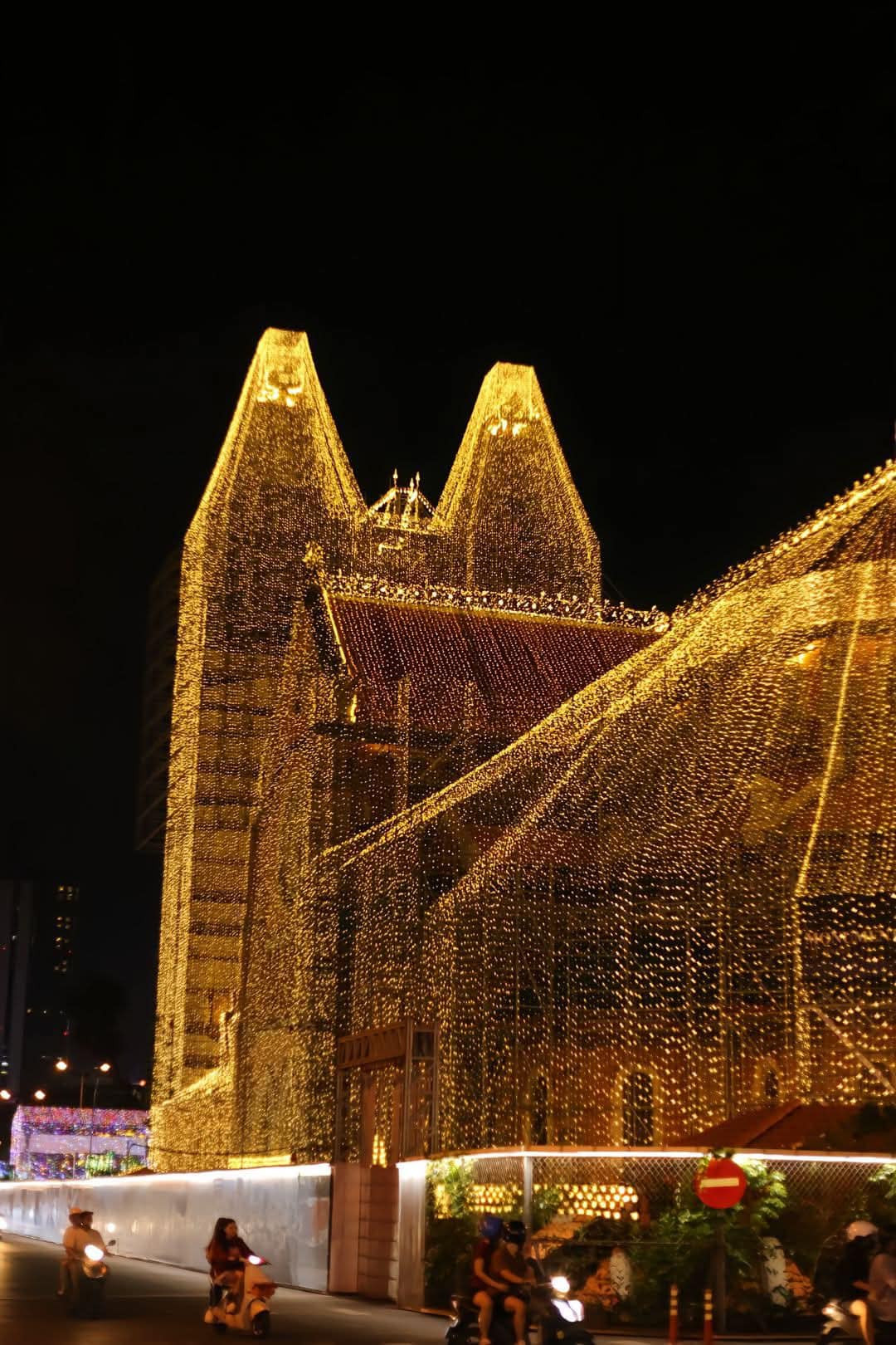 Khung cảnh lung linh huyền ảo ấy đã thu hút biết bao ánh nhìn, biến khu vực xung quanh nhà thờ thành một điểm hẹn lý tưởng cho những buổi dạo phố cuối năm.