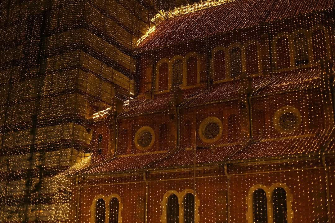 Các dây đèn led phủ kín phía trước, phía sau và hai bên hông cùng tháp chuông, mái vòm và khuôn viên.