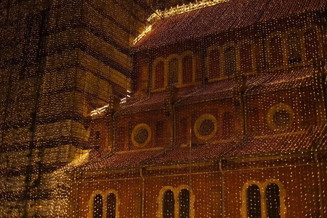 Các dây đèn led phủ kín phía trước, phía sau và hai bên hông cùng tháp chuông, mái vòm và khuôn viên.