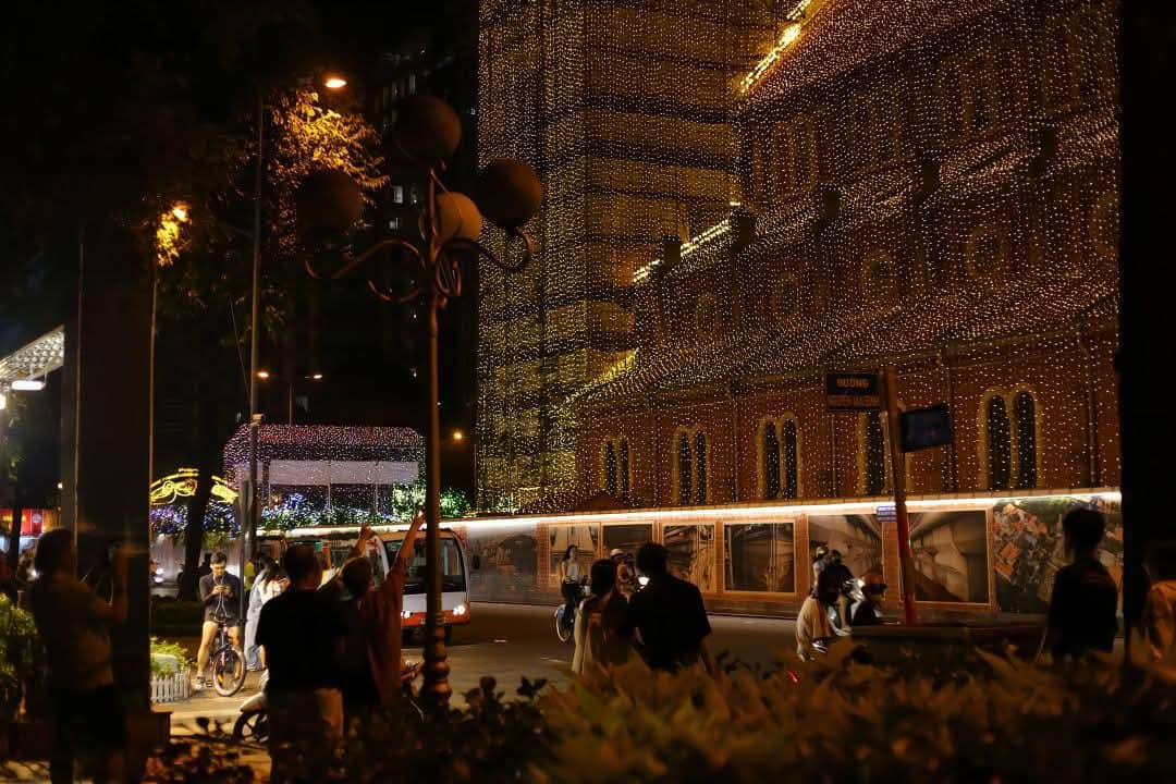 Khung cảnh lung linh huyền ảo khiến những người đi đường không kìm được phải dừng lại ngắm nhìn, chụp ảnh.