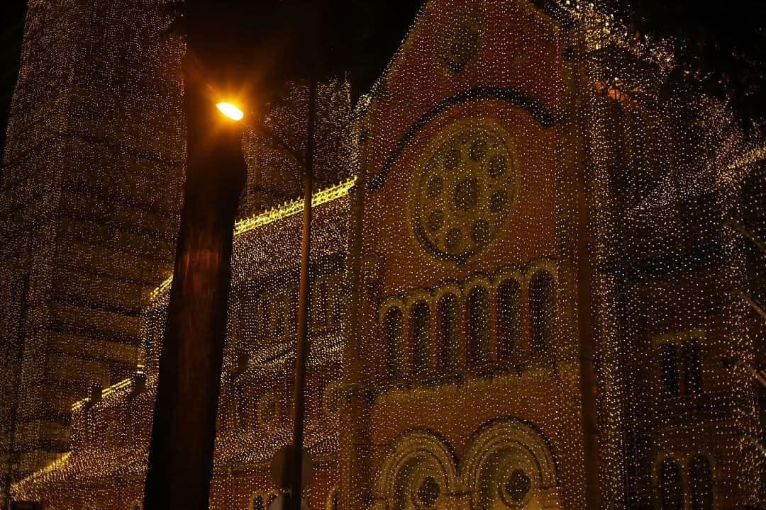 Ngôi sao Bethlehem rực rỡ giữa hai tháp chuông như một lời mời gọi mọi người đến với mùa lễ hội.