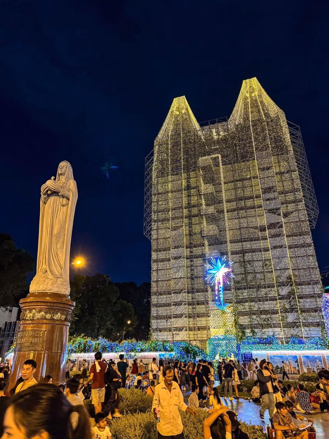 Mùa Giáng sinh năm nay, nhà thờ Đức Bà sẽ sáng đèn từ 17h30 đến 24h và được bật lại từ 4h30 đến 6h sáng hôm sau.