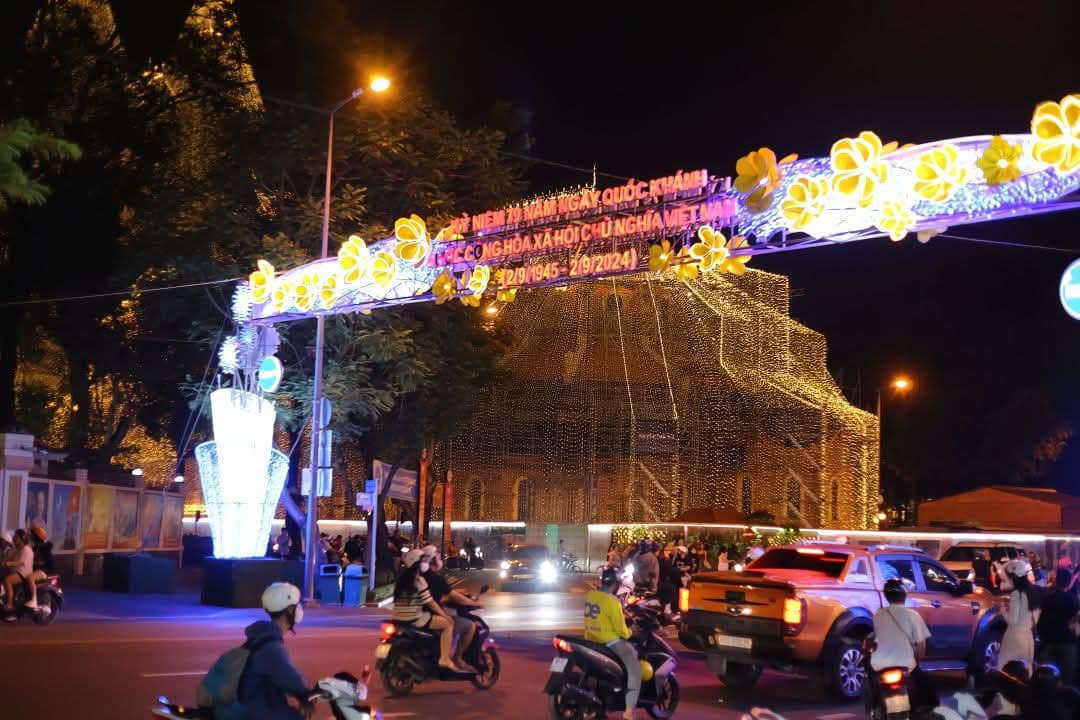 Nhìn từ phía xa, khung cảnh nhà thờ hiện lên vừa có nét cổ kính, vừa mang đến hơi thở hiện đại.