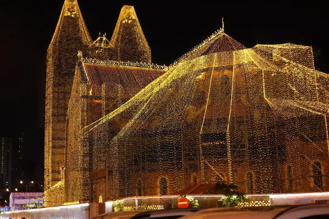 Giáng sinh năm nay, nhà thờ Đức Bà như khoác lên mình tấm áo mới lộng lẫy. Hàng triệu bóng đèn LED lung linh đã biến công trình kiến trúc cổ kính này trở thành một tuyệt tác ánh sáng.
