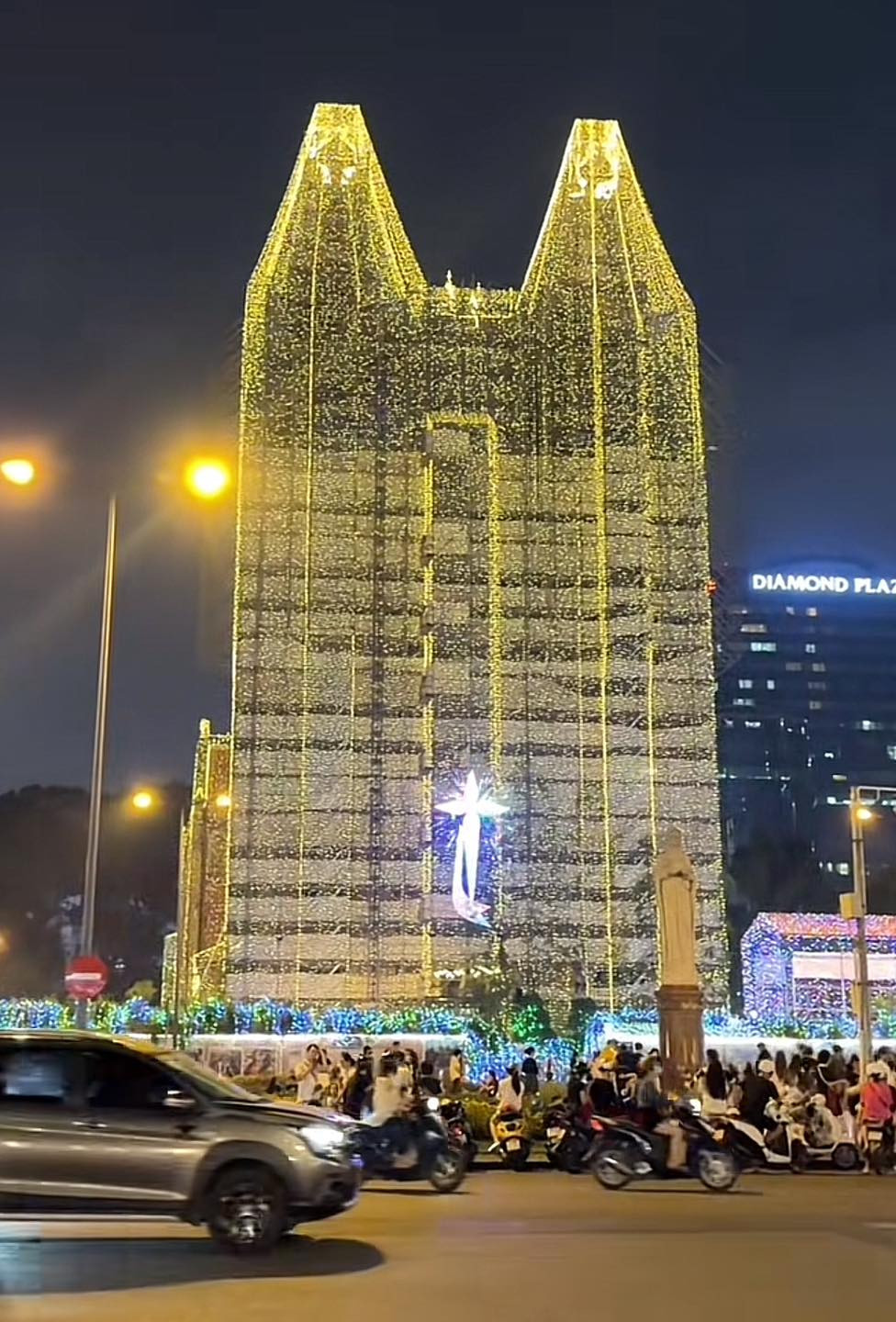 Nhà thờ Đức Bà không chỉ là một công trình kiến trúc mà còn là nơi tụ họp của cộng đồng. Trong đêm Giáng sinh, mọi người cùng nhau đến đây để cầu nguyện, chia sẻ niềm vui và tình yêu thương.