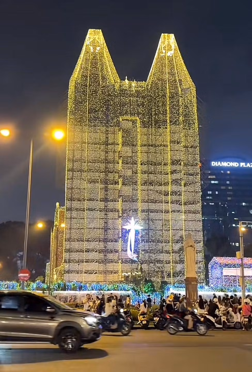 Nhà thờ Đức Bà không chỉ là một công trình kiến trúc mà còn là nơi tụ họp của cộng đồng. Trong đêm Giáng sinh, mọi người cùng nhau đến đây để cầu nguyện, chia sẻ niềm vui và tình yêu thương.