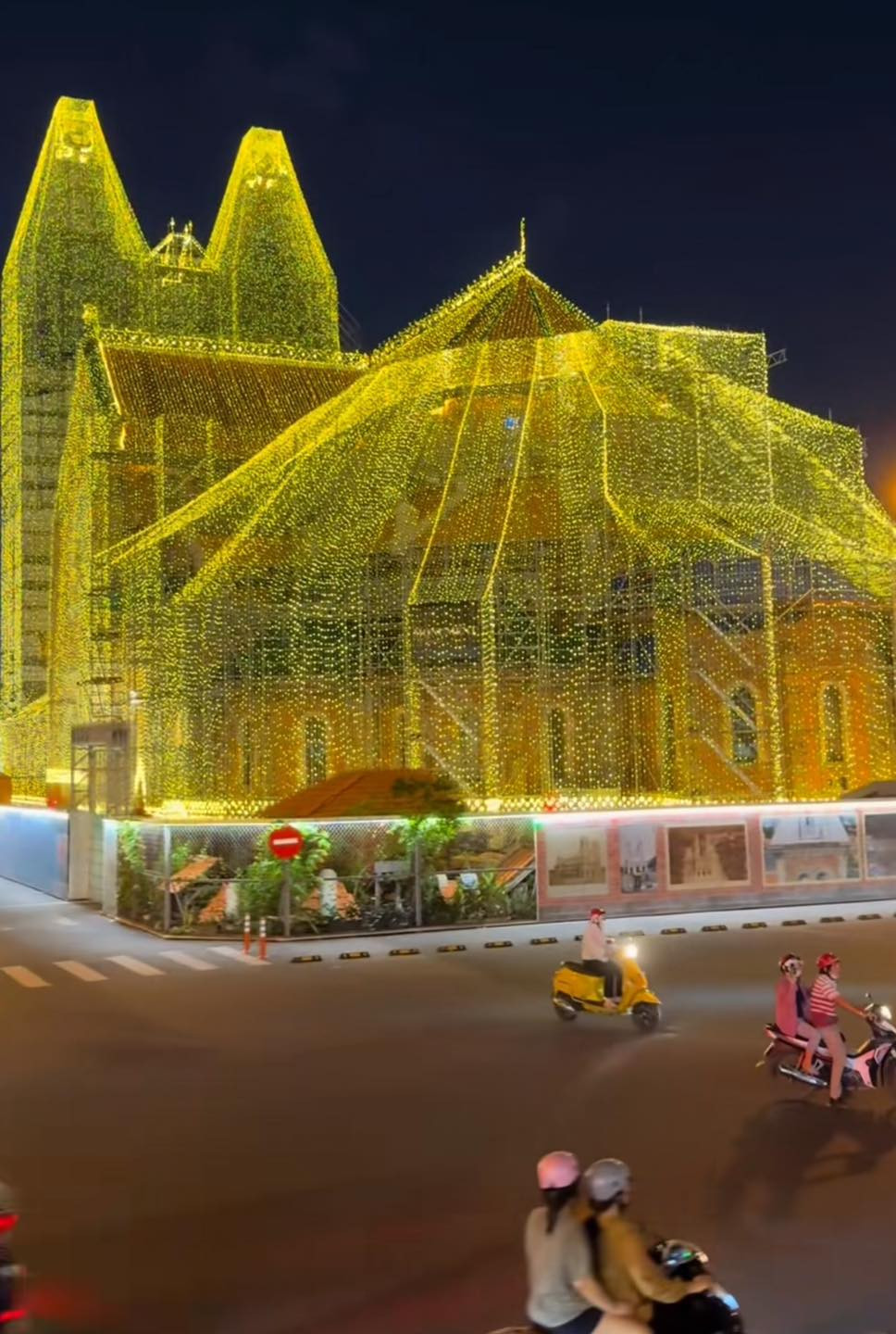 Nhà thờ Đức Bà không chỉ là một công trình kiến trúc độc đáo mà còn là một biểu tượng văn hóa, một điểm đến tâm linh của người dân Sài Gòn.