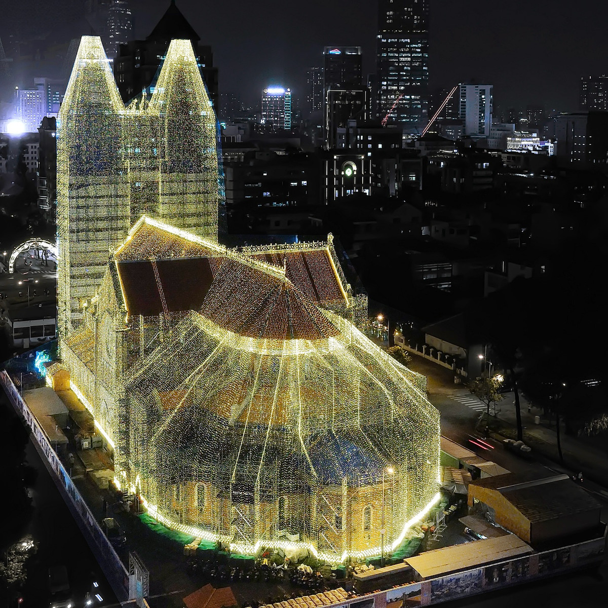 Đây là năm thứ hai nhà thờ trang trí Giáng sinh bằng đèn LED.