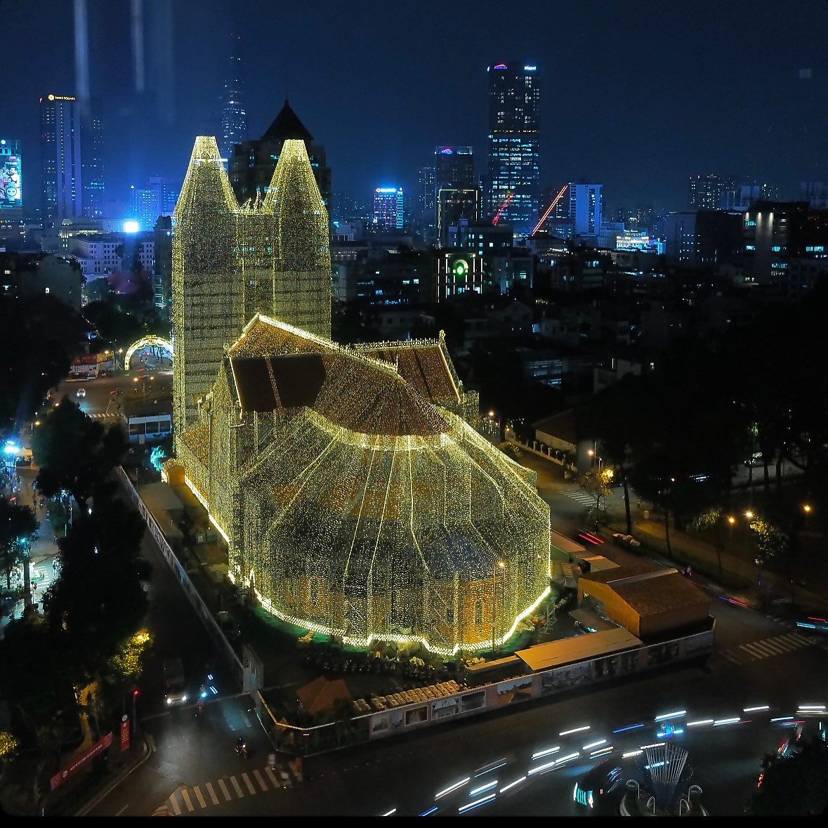 Khung cảnh nhà thờ Đức Bà khi nhìn từ trên cao.