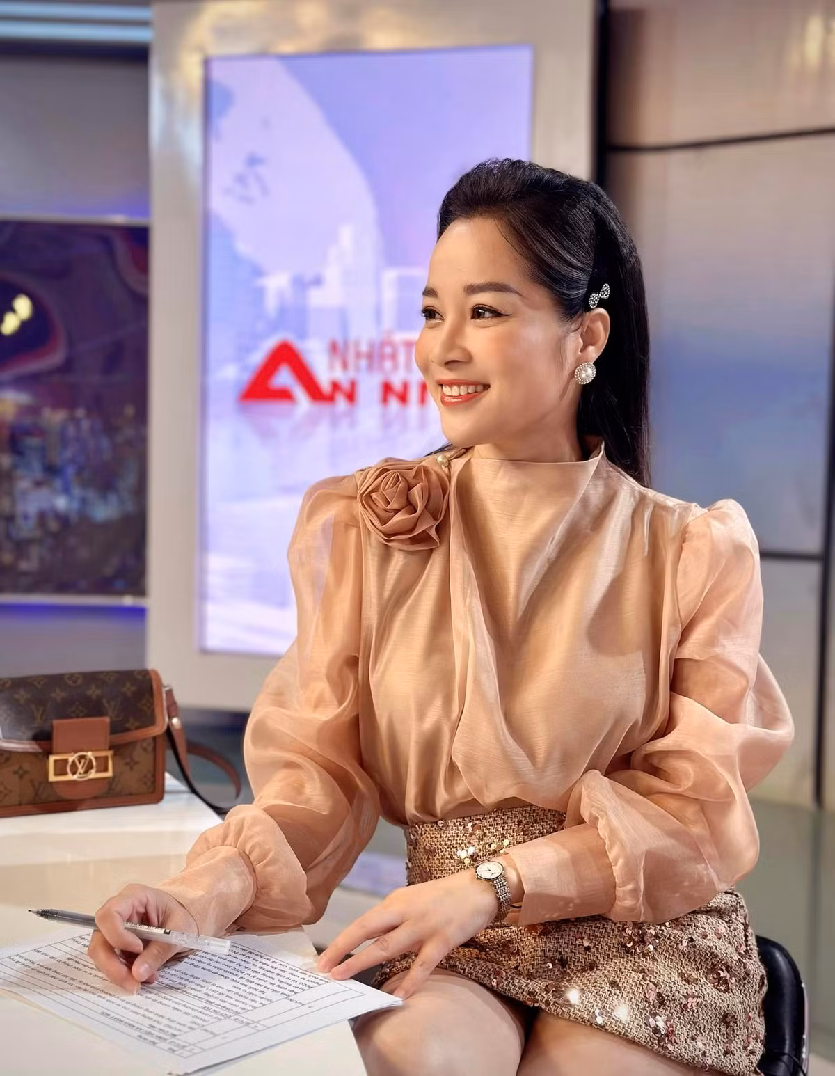 Lê Minh Hương xuất phát điểm là một nữ diễn viên quen mặt trên màn ảnh Việt với sitcom Nhật ký vàng Anh gắn liền với tuổi thơ thế hệ 8X, 9X. Đang ở thời kì đỉnh cao, được nhiều người yêu mến, nữ diễn viên quyết định lập gia đình và có con sớm.