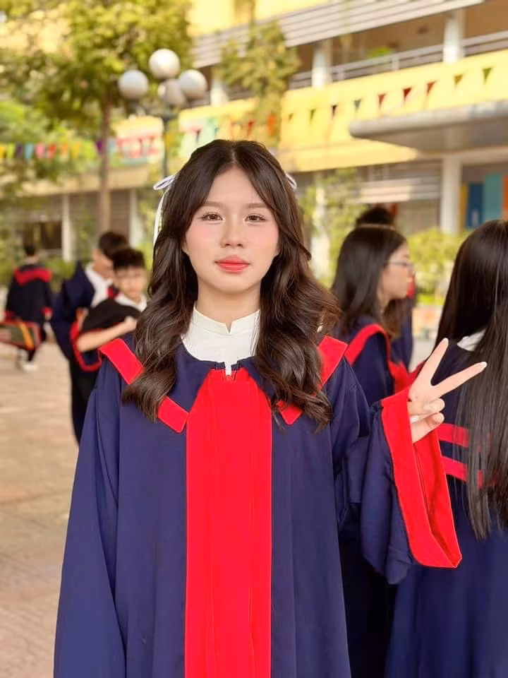 Con gái Minh Hương có vẻ ngoài xinh xắn, thừa hưởng nét đẹp của mẹ.