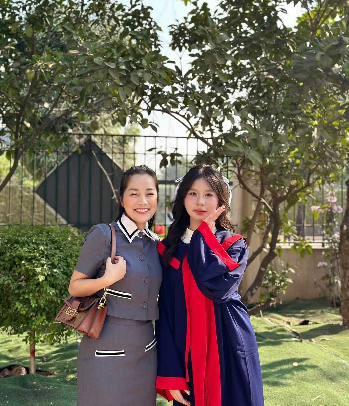 Nhiều người khen ngợi Minh Hương càng ngày càng trẻ, đứng cạnh con gái lớn như chị em.