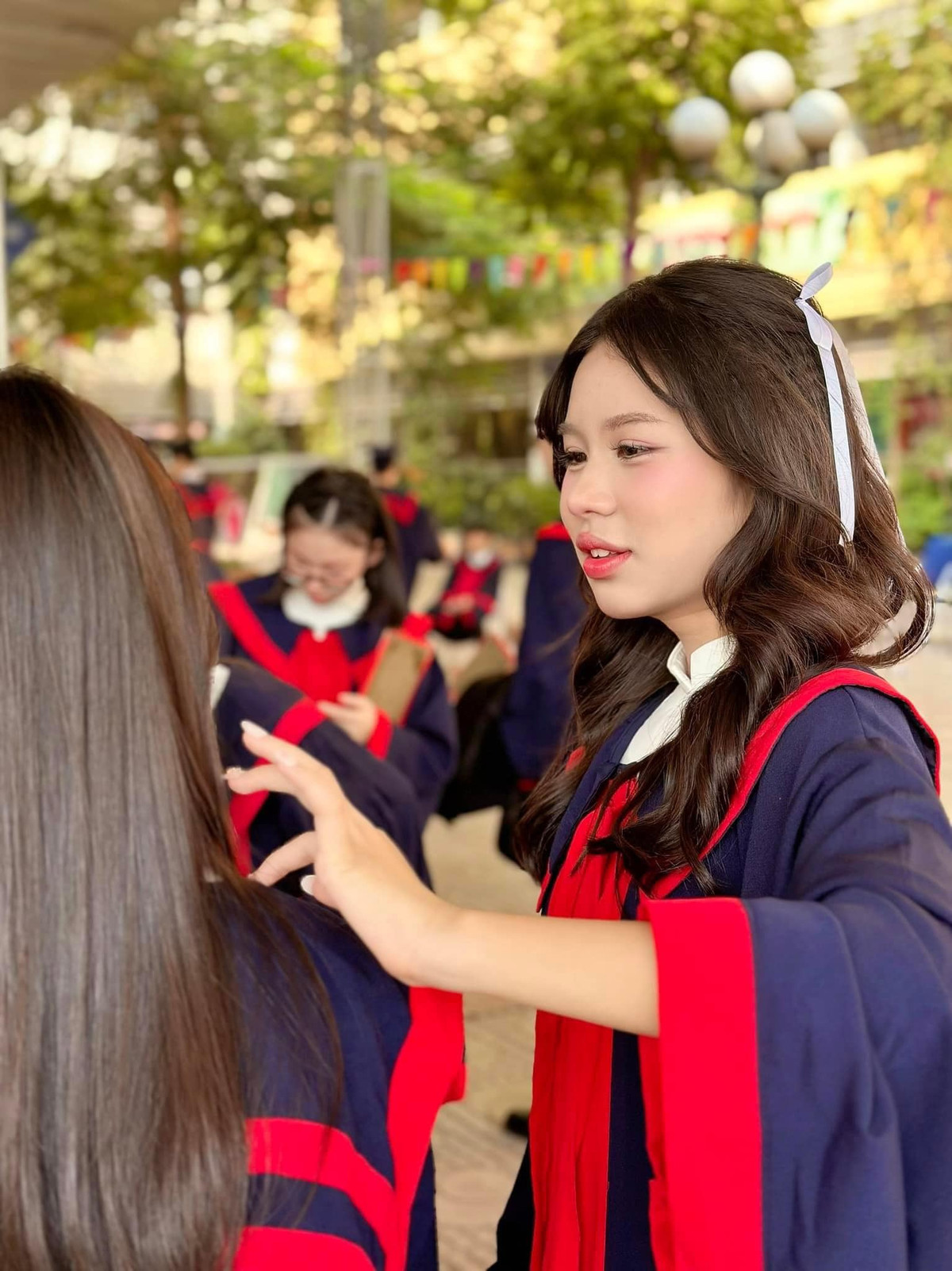 Con gái Minh Hương được mẹ đầu tư học ở trường Quốc tế.