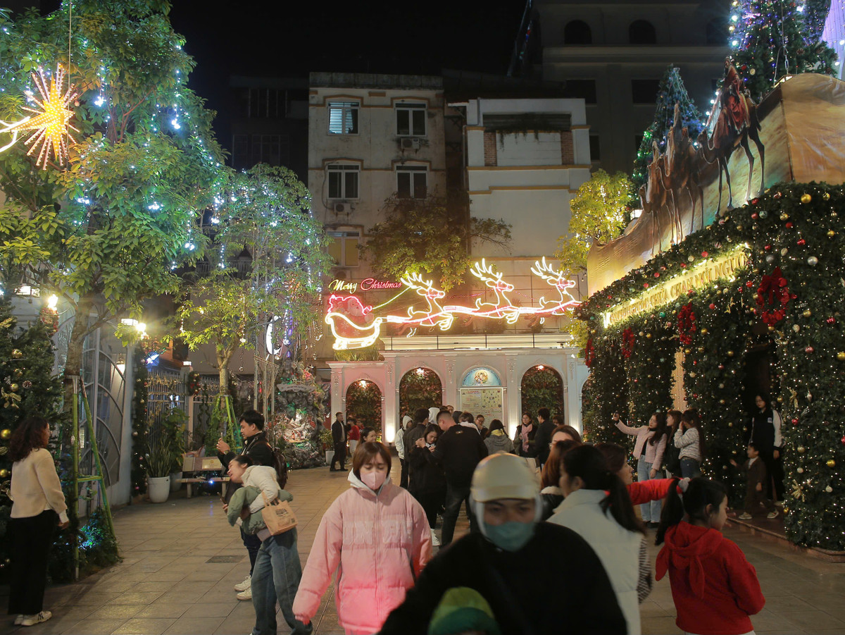 Tại nhà thờ Thái Hà, không khí Giáng sinh cũng ngập tràn với không gian được trang trí tuyệt đẹp.