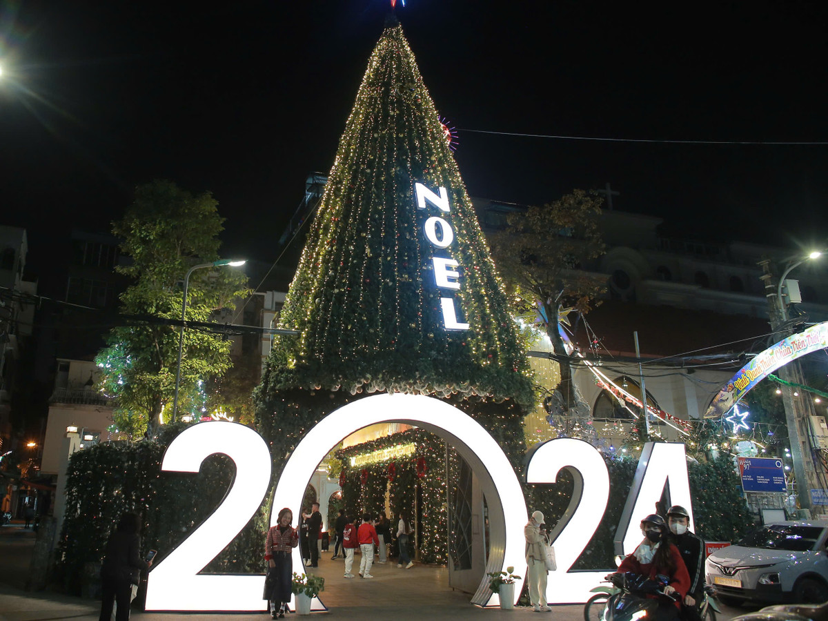 Cổng chính nhà thờ với logo năm 2024 hoành tráng.