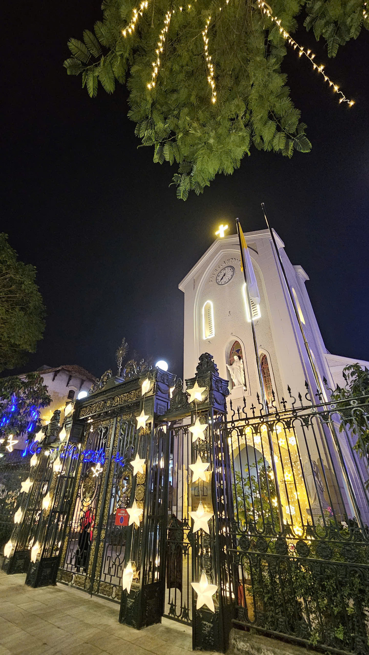 Công tác trang trí tại Nhà thờ Hàm Long đã được hoàn thiện từ đầu tháng 12.