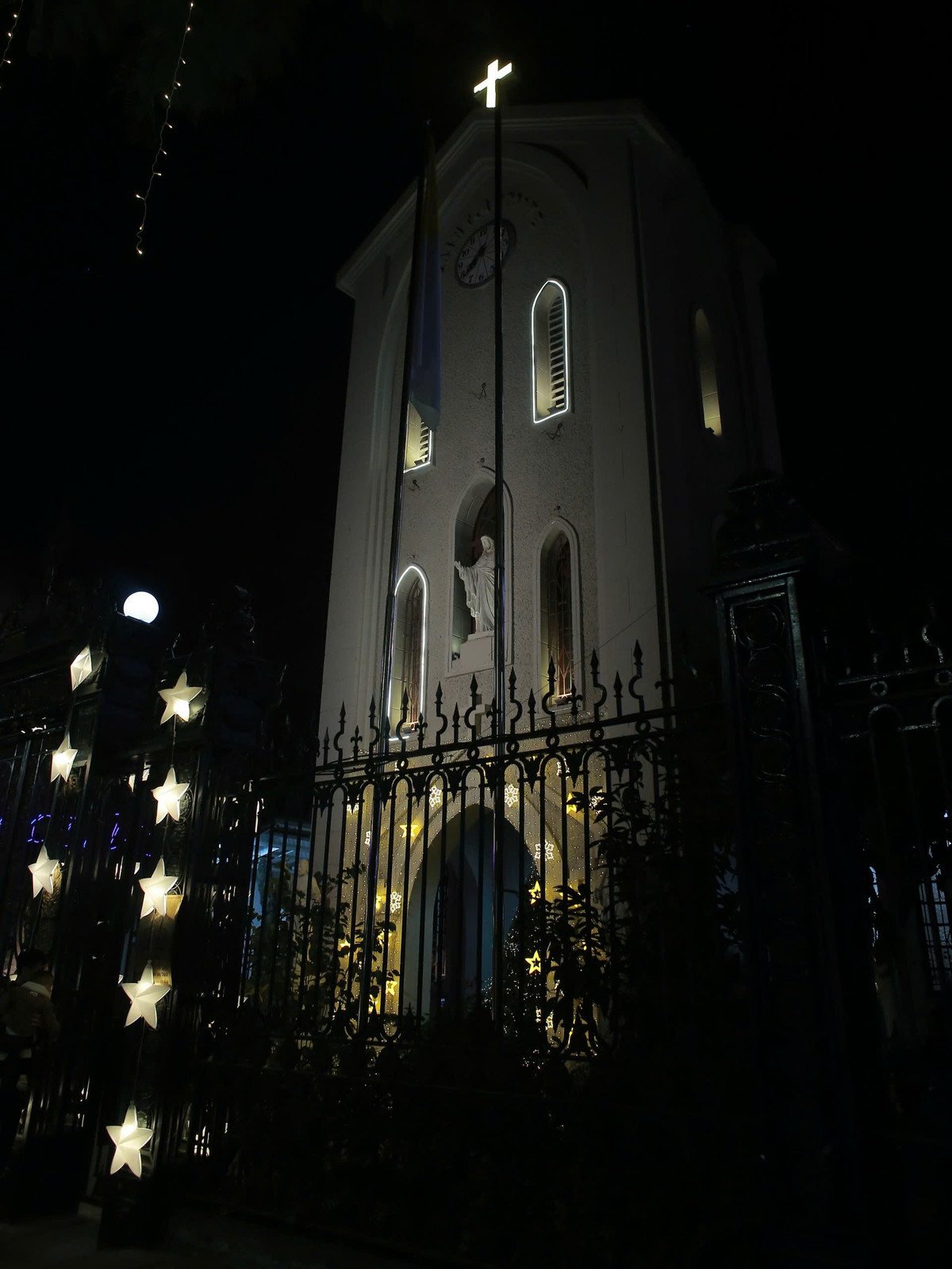 Càng gần Giáng sinh, không khí nhà thờ càng nhộn nhịp bởi nhiều quan khách ghé tham quan, check-in.