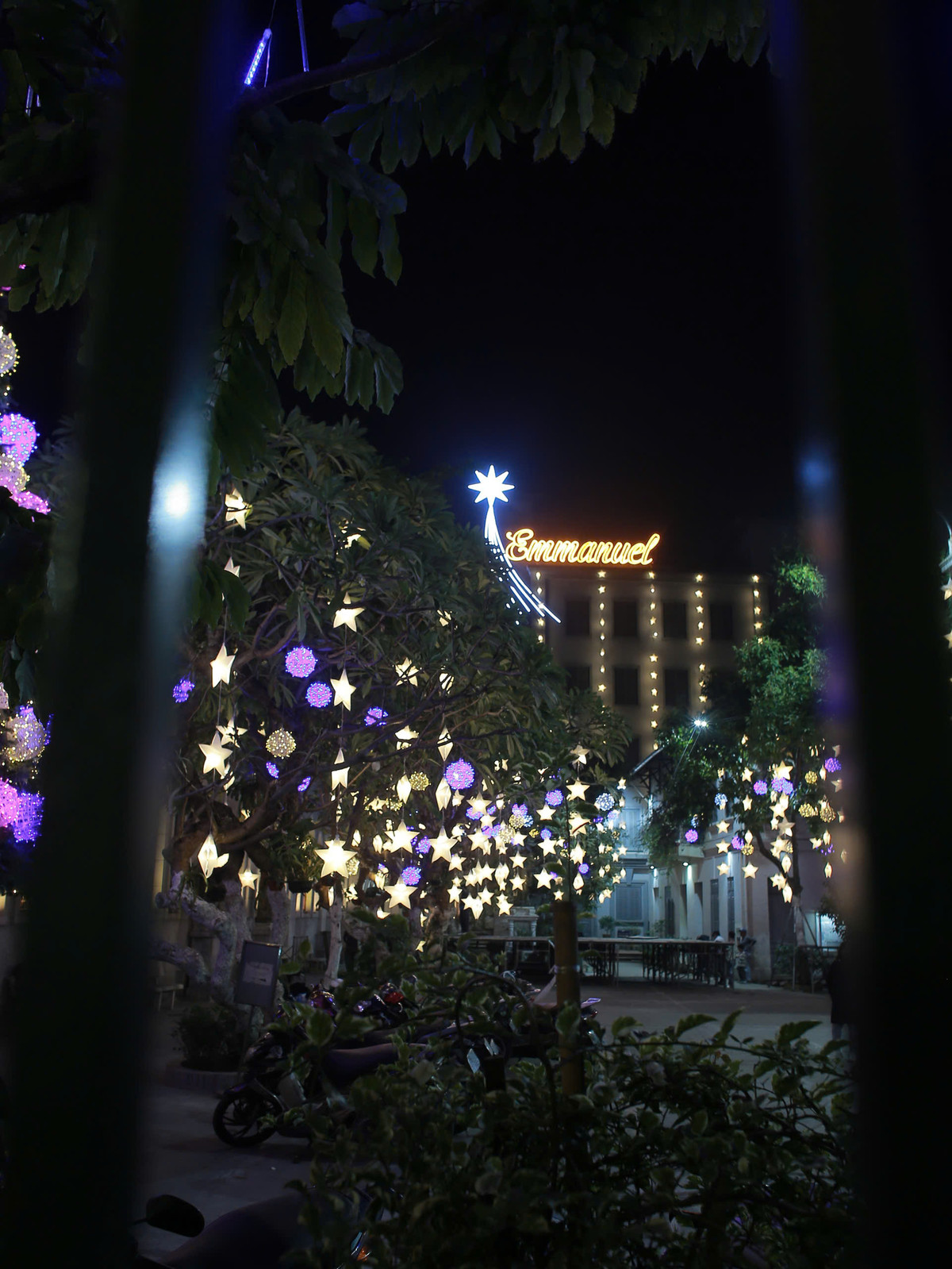 Theo ghi nhận, vào những năm trước, từ khoảng ngày 22, các buổi tối nhà thờ đều chật kín người.