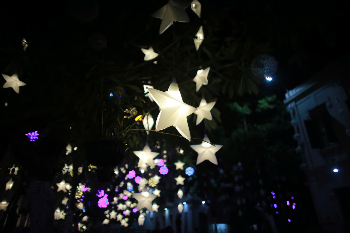 Các bạn trẻ tranh thủ đến chụp ảnh nhân lúc nhà thờ chưa quá đông người.