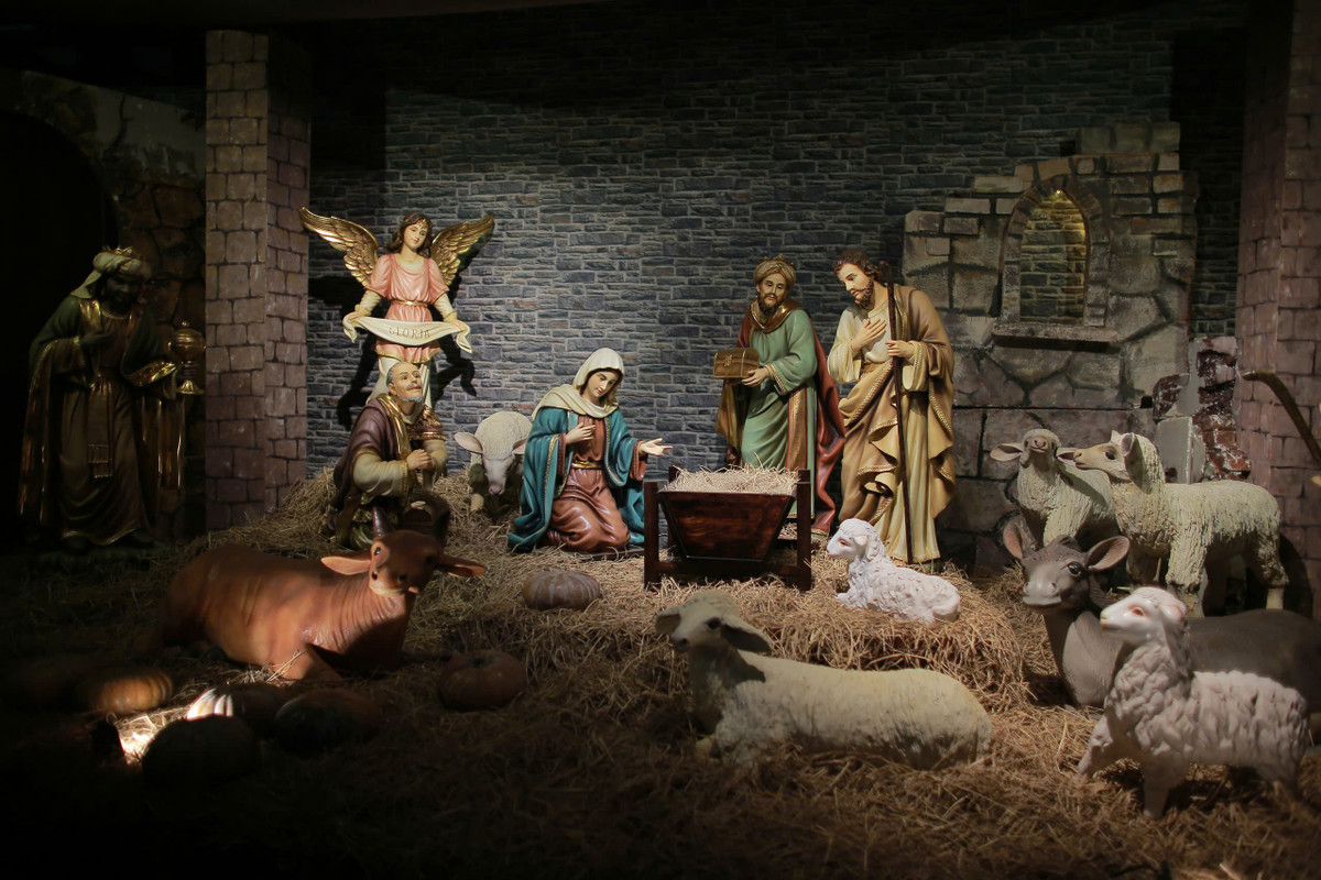 Hang đá nơi Chúa sinh ra là tâm điểm của các nhà thờ mùa Giáng sinh.