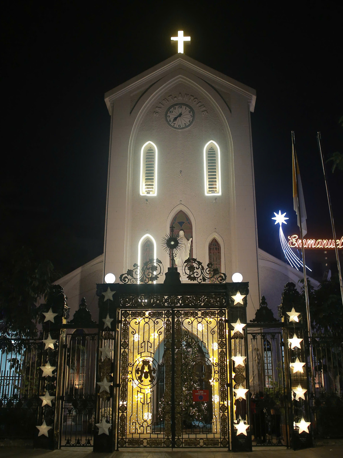 Hà Nội những ngày gần về cuối tháng 12, không khí Giáng sinh tràn ngập khắp phố phường. Hòa cùng không khí Noel cận kề ấy, nhà thờ Hàm Long nằm ở số 21 Hàm Long, phường Phan Chu Trinh, quận Hoàn Kiếm, những ngày này được trang trí thêm phần huyền ảo, lung linh.