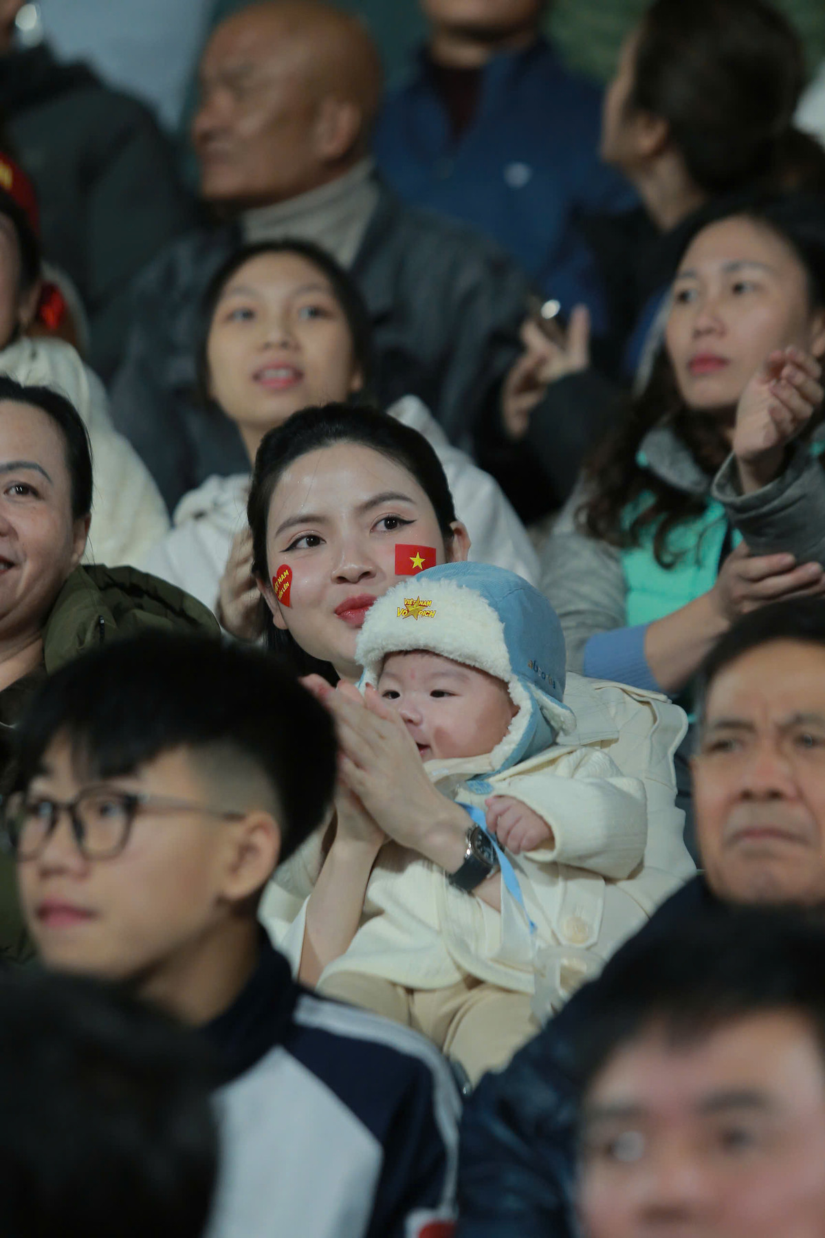Đây là lần đầu tiên, em bé 5 tháng tuổi nhà tuyển thủ Nguyễn Quang Hải đến cổ vũ bố.